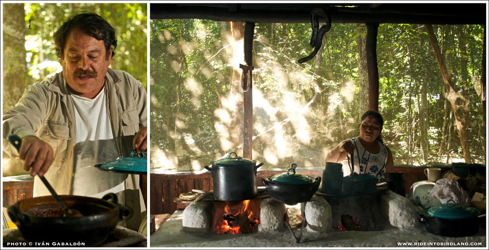 Preparando el desayuno: Fernando Sastré con la ayuda de Doña Rosa. (Foto © Iván Gabaldón).